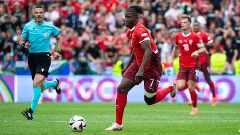 Breel Embolo mit Oberschenkelbandage