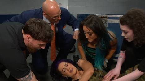 Bayley (unten) wurde von WWE aus ihrem WrestleMania-Match geschrieben