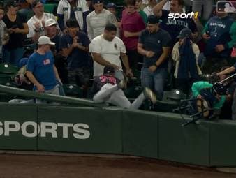 Steven Kwan gibt beim Spiel zwischen den Seattle Mariners und den Cleveland Guardians alles. Bei einem riskanten Catch landet er genau in den Weichteilen eines Zuschauers. 