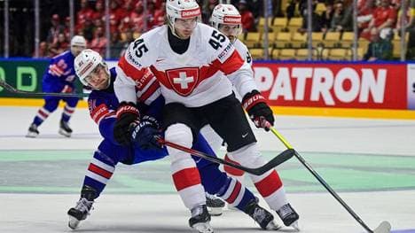 Zweikampf im Gruppenspiel der Schweiz gegen die USA