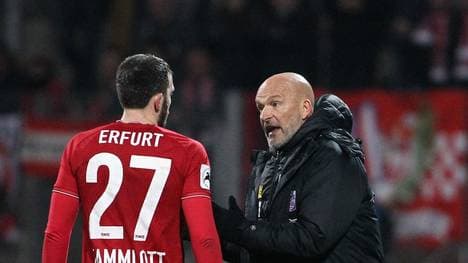 Erfurts Trainer Stefan Emmerling im Gespräch mit Carsten Kammlott 