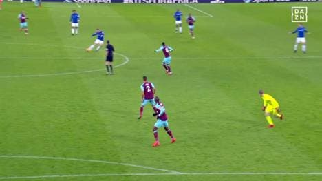 Wayne Rooney vom FC Everton trifft gegen West Ham United aus der eigenen Hälfte