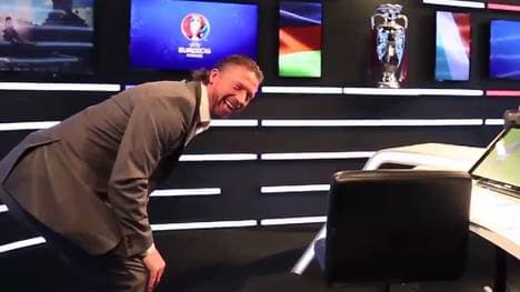 Steffen Freund (l.) muss über Zazas Elfmeter herzlich lachen