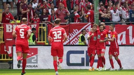 Der 1. FC Kaiserslautern kämpft gegen den 1. FC Magdeburg um den nächsten Sieg