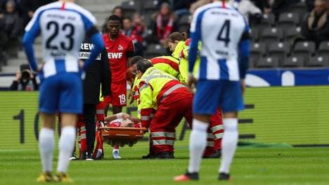 Rafael Czichos musste mit einer Trage vom Platz getragen werden