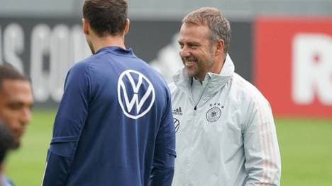 Bundestrainer Hansi Flick mit Leon Goretzka