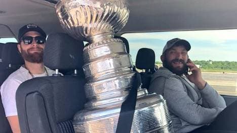 Alexander Ovechkin (r.) mit dem Stanley Cup als Beifahrer