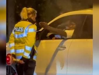 Nach dem Spiel gegen den VfL Wolfsburg wird Werder-Stürmer Victor Boniface von der Polizei angehalten. Dabei fordern die Fans die Polizei humorvoll auf, den Stürmer weiterfahren zu lassen. 