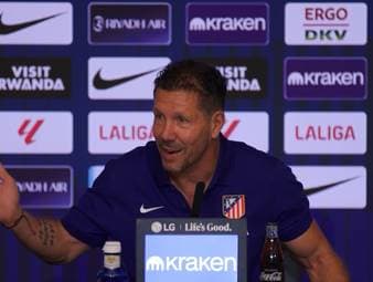 Der FC Barcelona ist seit langer Zeit an Atleticos Star-Stürmer Julian Alvarez dran. Trainer Diego Simeone bezeichnet den Argentinier als zentralen Baustein seiner Mannschaft und erteilt Wechselspekulationen eine Abfuhr.