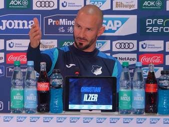 Christian Ilzer spricht vor dem Spiel gegen den VfB Stuttgart über die Champions-League-Ambitionen der TSG Hoffenheim. Der Österreicher bemüht dabei Vergleiche, für die er im Anschluss als "Gott der Metaphern" bezeichnet wird.