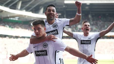 Marco Fabian will Luka Jovic (vorne) mit Pässen füttern