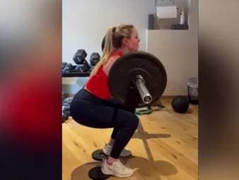 Lindsey Vonn hat sich in der vergangenen Woche das Kreuzband gerissen. Die achtfache Goldmedaillengewinnerin will allerdings trotzdem bei Olympia an den Start gehen. Jetzt hat sie neue Trainingsvideos veröffentlicht, die den aktuellen Zustand ihres Knies zeigen.