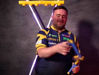 Luke Littler unterzieht sich dem Reaktions-Test vor der Darts-WM 2026.