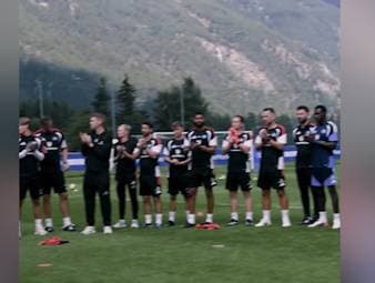 Am Montag stirbt Kevin Keegan, vor vier Jahren ist Uwe Seeler verstorben. Im Trainingslager des HSV wurde nun den beiden Größen gedacht. 
