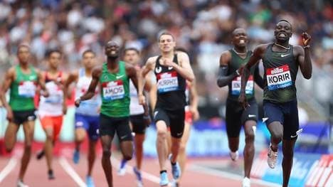 Emmanuel Korir (r.) ließ die Konkurrenten in London hinter sich