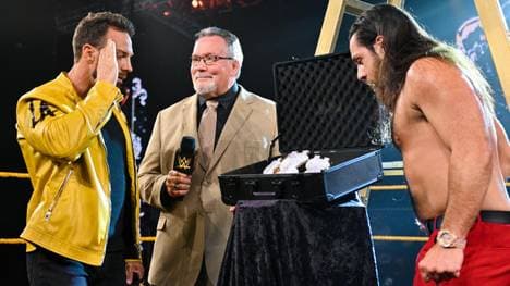 LA Knight (l.) & Cameron Grimes (r.) reagieren geschockt auf die Präsentation des WWE-Million Dollar Titels