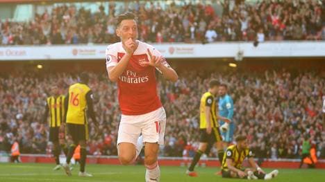 Fußball: Mesut Özil lehnte Rekordangebot aus Asien ab, Mesut Özil feiert ein Tor für den FC Arsenal