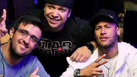 Neymar (r.) ist leidenschaftlicher Pokerspieler