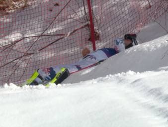 Atle Lie McGrath, Führender nach dem ersten Durchgang, fädelt beim Slalom im zweiten Durchgang ein und scheidet aus. Anschließend möchte der Norweger nur allein sein.