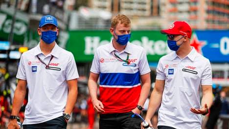 Mick Schumacher (l.) und Nikita Mazepin (r.) kamen sich in Baku gefährlich nahe