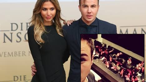 Voller Stolz fotografiert Mario Götze seinen Adventskalender.