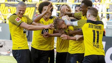 Der BVB feiert das 1:0 durch Tom Rothe