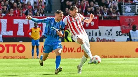 Ibrahimovic (l.) im Duell mit Günter