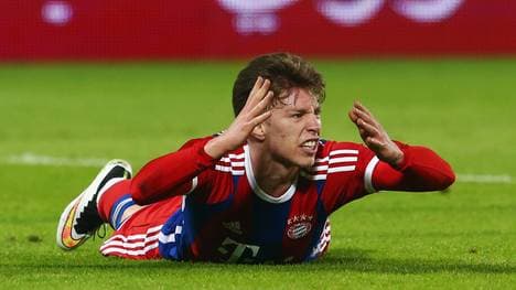 Mitchell Weiser vom FC Bayern München liegt am Boden
