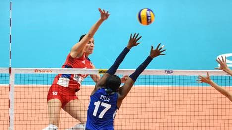 Milena Rasic (l.) und ihre serbischen Teamkolleginnen gewinnen im WM-Finale gegen Italien