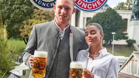 Bayern-Torhüter Daniel Peretz beim Oktoberfest mit seiner Verlobten Noa Kirel