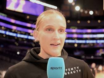 Vor dem Spiel der New York Liberty gegen die Los Angeles Sparks äußerte sich Leonie Fiebich zum Sexspielzeug-Skandal in der WNBA. Dort wurde vor einer Woche ein Dildo aufs Spielfeld geworfen, es war bereits der dritte Vorfall dieser Art. 