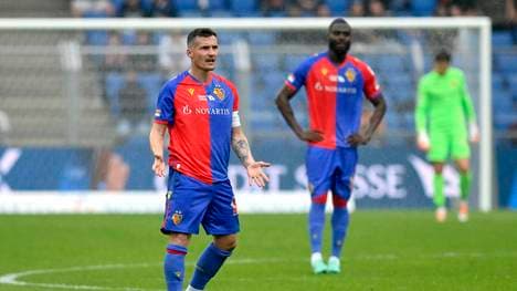 Taulant Xhaka (l) kassiert gegen den FC Zürich die Rote Karte