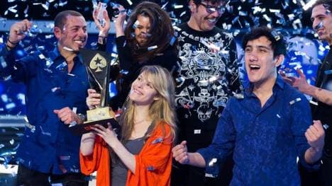 Maria Lampropulos (mit Pokal) ist nach ihrem Sieg um mehr als eine Million Dollar reicher