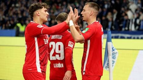 Tim Lemperle klatscht mit Julian Pauli ab