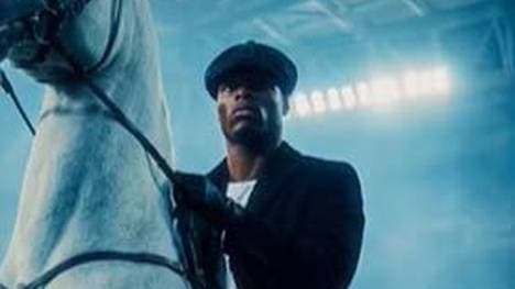 Denzel Dumfries präsentierte sich in einem Video auf einem Pferd im Bernabéu