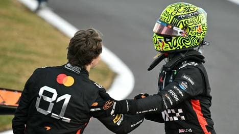 Piastri (l.) gratuliert Norris (r.) zum Sieg