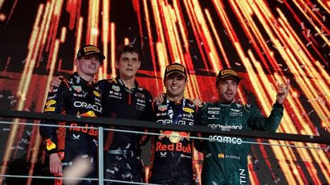 Sergio Pérez siegte in Dschidda vor Max Verstappen (l.) und Fernando Alonso