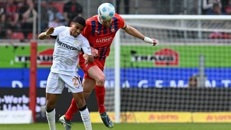 Leverkusens Amine Adli (li.) im Duell mit Patrick Mainka