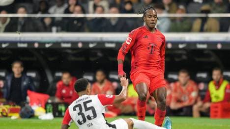 Tuta (l.) im Zweikampf mit Mathys Tel