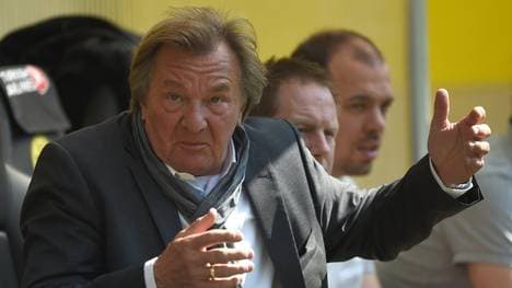 Harald Strutz von Mainz 05 gestikuliert