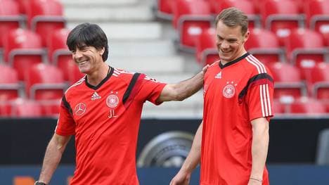Manuel Neuer (r.) schwärmt von Joachim Löw 