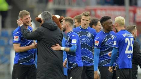 Fabian Klos (l.) traf für Arminia Bielefeld