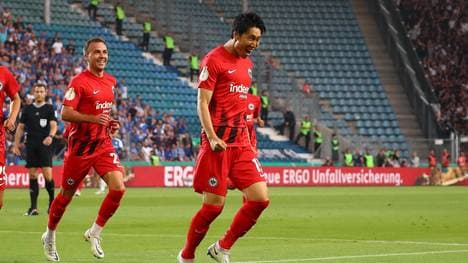 Daichi Kamada (r.) und Mario Götze bejubeln den Frankfurter Treffer