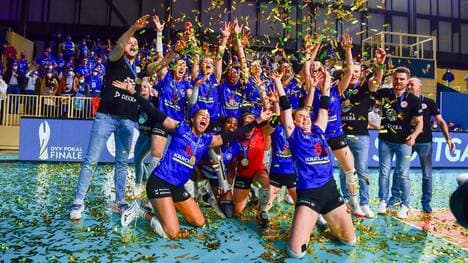 Da kommt Freude auf: Die Volleyballerinnen von Allianz MTV Stuttgart sind Pokalsieger