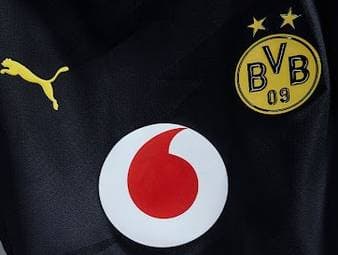 Das neue Auswärtstrikot von Borussia Dortmund wurde offiziell vorgestellt – ein Detail sorgt bei den Fans jedoch für Ärger.