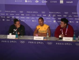 Yemisi Ogunleye holt bei Olympia 2024 überraschend Gold für Deutschland im Kugelstoßen der Frauen. Bei der anschließenden Pressekonferenz sorgt sie dann mit ihren Gesangskünsten für Erstaunen.