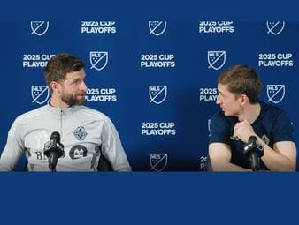 Thomas Müller spricht über sein Ankommen im Team bei den Vancouver Whitecaps. Der neben ihm sitzende Kapitän Ryan Gauld wird gelobt - bekommt es aber erst gar nicht mit.