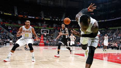 Dennis Schröder rettet den Ball