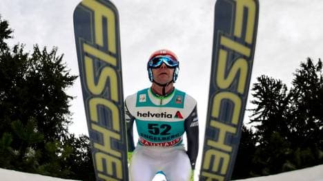 Der Finne Janne Ahonen beim Absprung in Engelberg 2013