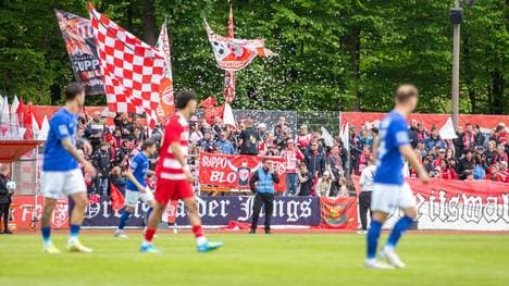 Nichtangriffspakt zwischen den Spielern des Greifswalder FC (rot) und dem 1. FC Lok Leipzig (blau)